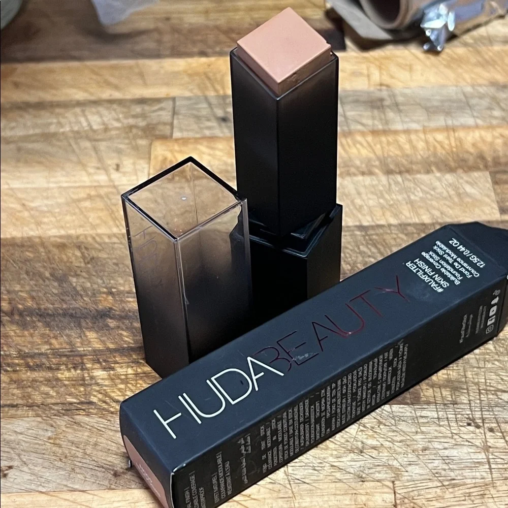 ⚡️💕HUDA BEAUTY Foundation Stick Biscotti